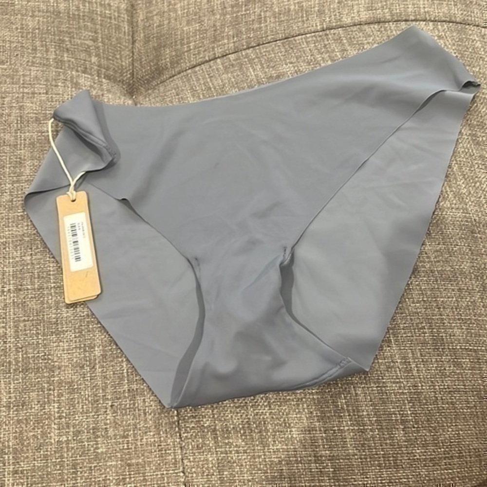 Skims Free Cut Mid Waist Tanga